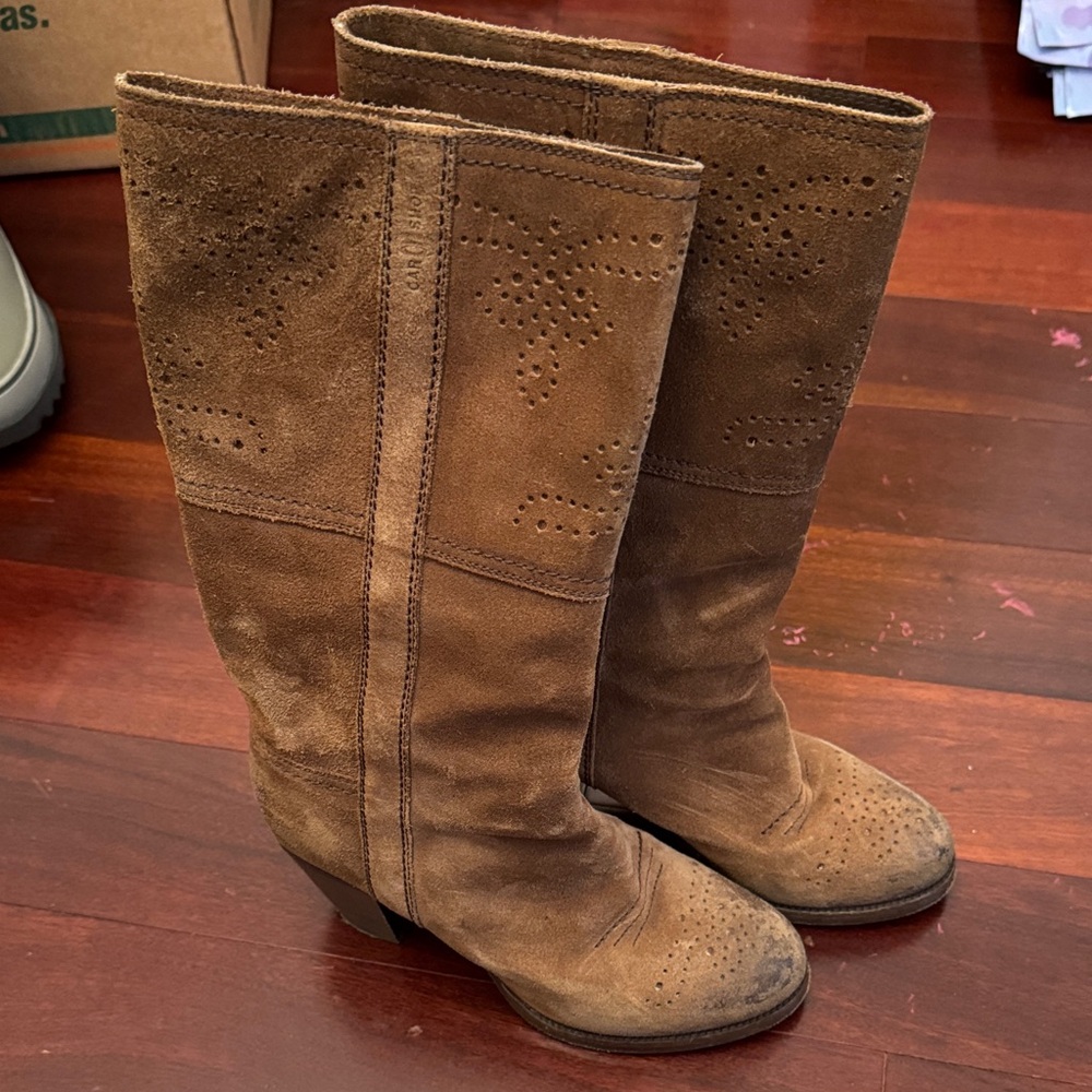 Car Shoe Elegant Tan Suede Heeled Boots    Size 7